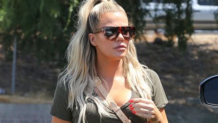 Khloe Kardashian’s Spray Tan Malfunction — See Her White Hands & Brown Body