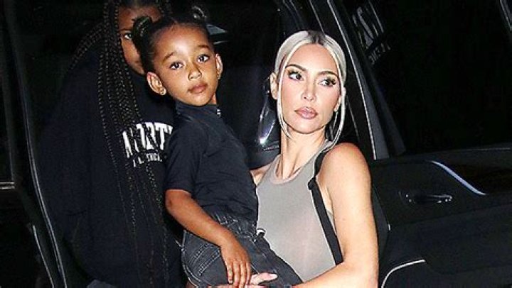 Kim Kardashian Rocks Bikini & Blows Kisses With Daughter Chicago, 4, In Cute Selfie