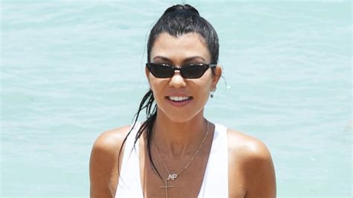 Kourtney Kardashian Rocks Bikini & Shows Off Her ‘IVF Body’: Photo – Hollywood Life