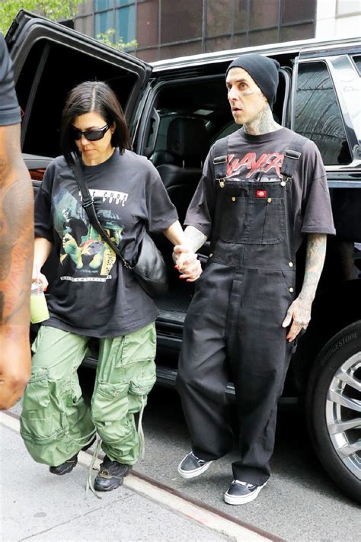 Kourtney Kardashian & Travis Barker Hold Hands In NYC: Photos – Hollywood Life