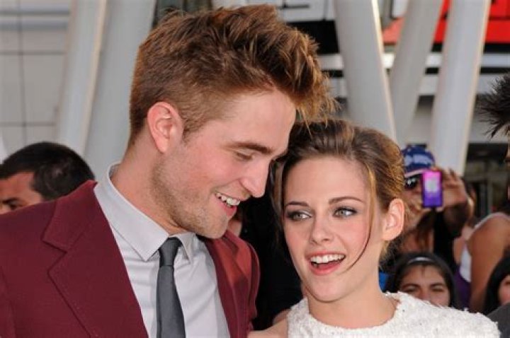 Kristen Stewart Chills With Friends Before Robert Pattinson’s Birthday