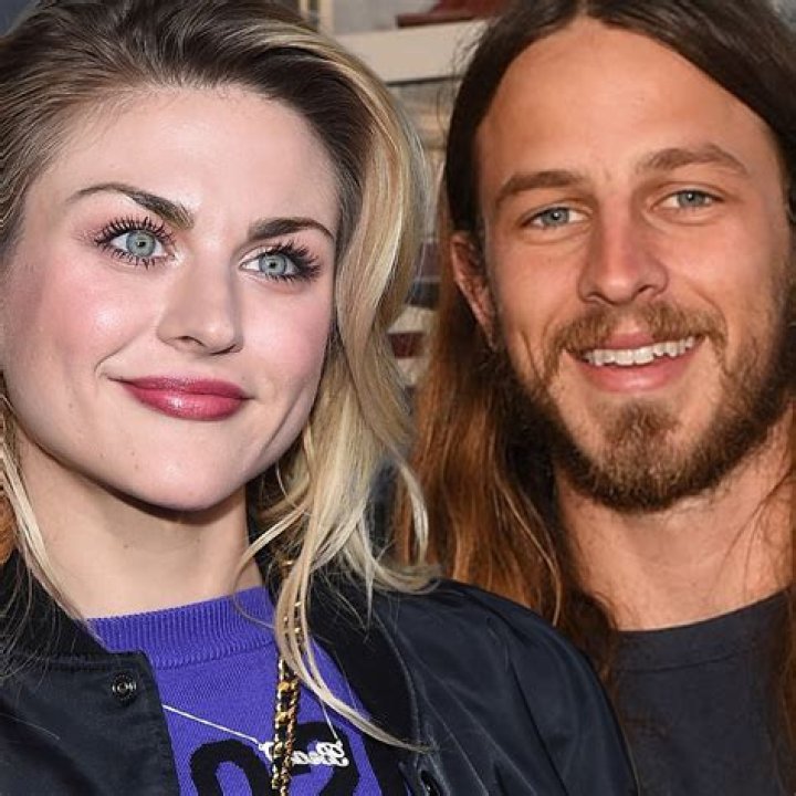 Kurt Cobain’s Daughter Frances Bean Marries Tony Hawk’s Son Riley – Hollywood Life