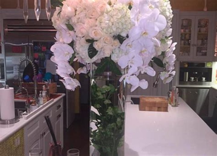 Kylie Jenner Apologizes To Jessica Alba With Flowers After Bodyguards ‘Body Check’ Her