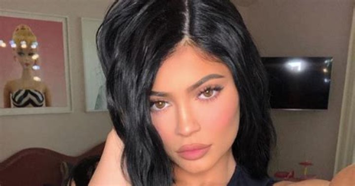 Kylie Jenner Posts Makeup-Free Selfie Before Hitting The Gym In Matching Crop Top & Leggings — Photo