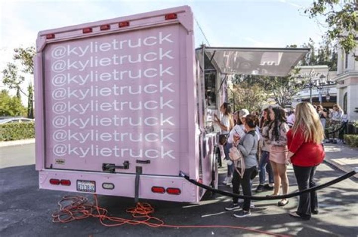 Kylie Jenner’s Makeup Truck — PICS