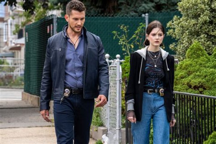 Elliot Tells Olivia ‘I Love You’ On ‘Organized Crime’ – Hollywood Life