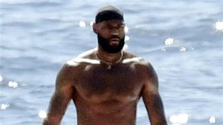 LeBron James Shows Off Abs in Tiny Swimsuit In The Maldives: Photos – Hollywood Life