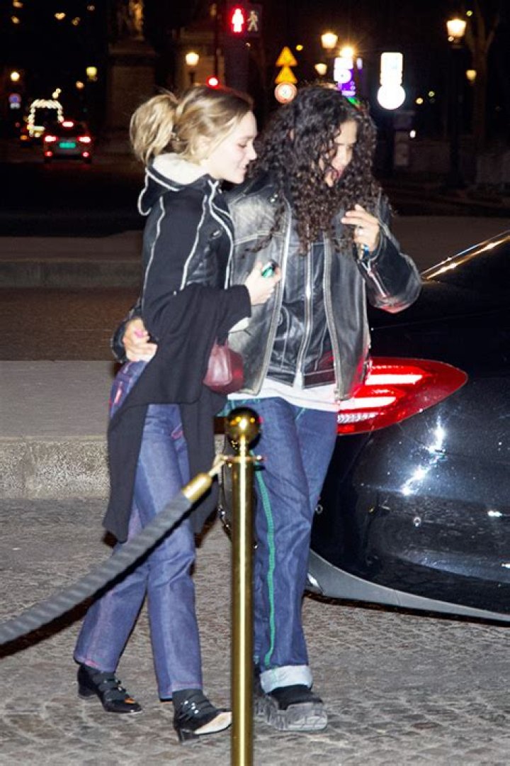 Lily-Rose Depp & 070 Shake Are Dating, Confirm With A Kiss: Photo – Hollywood Life