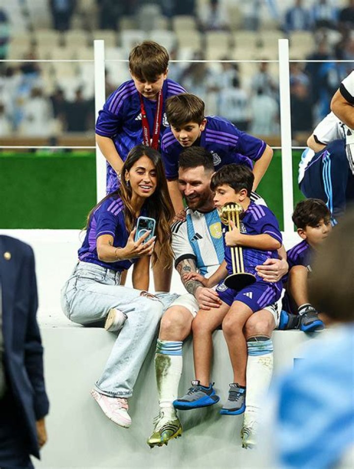 Lionel Messi, Wife, & Kids Celebrate World Cup Win – Hollywood Life