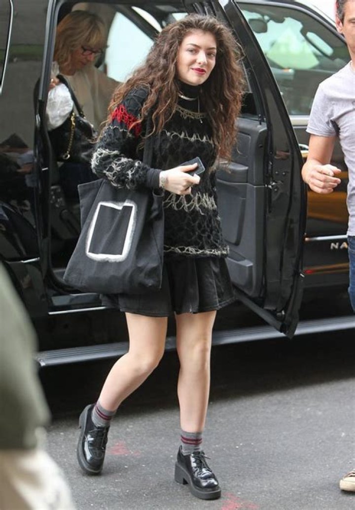 Lorde: Ex-Disney Stars Are ‘Mental’ — Dissing Miley Cyrus & Selena Gomez?