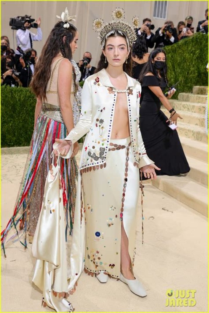 Lorde’s Met Gala 2021 Outfit: Photos – Hollywood Life