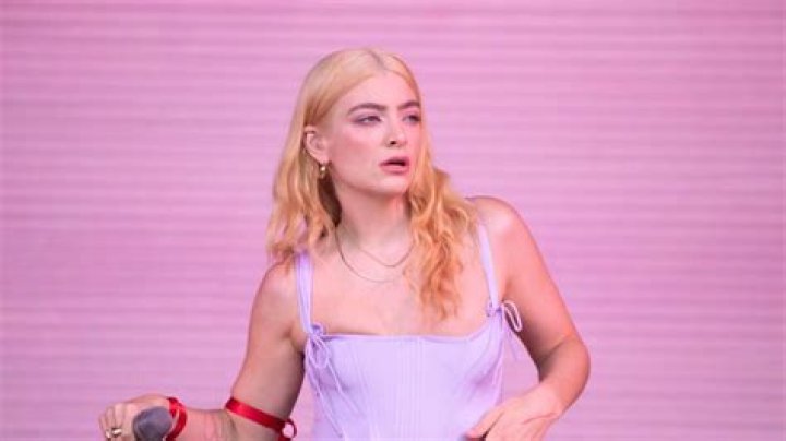 Lorde News, Music, Photos And Videos – Hollywood Life