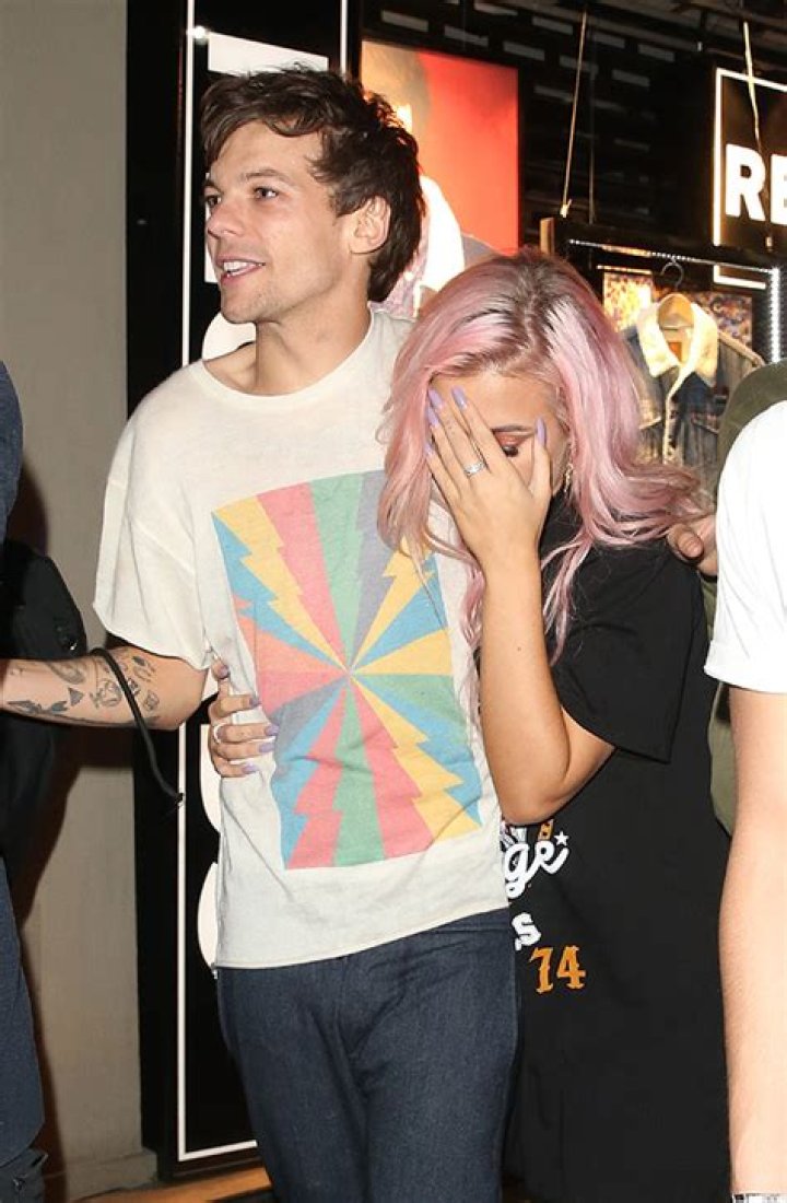 [PICS] Louis Tomlinson Cuddles Sister Lottie After Their Mom’s Death – Hollywood Life