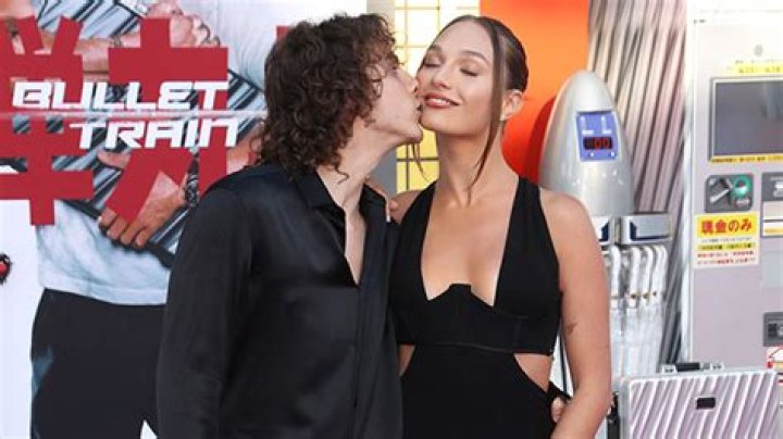 Maddie Ziegler & BF Eddie Benjamin Make Red Carpet Debut: Photos – Hollywood Life