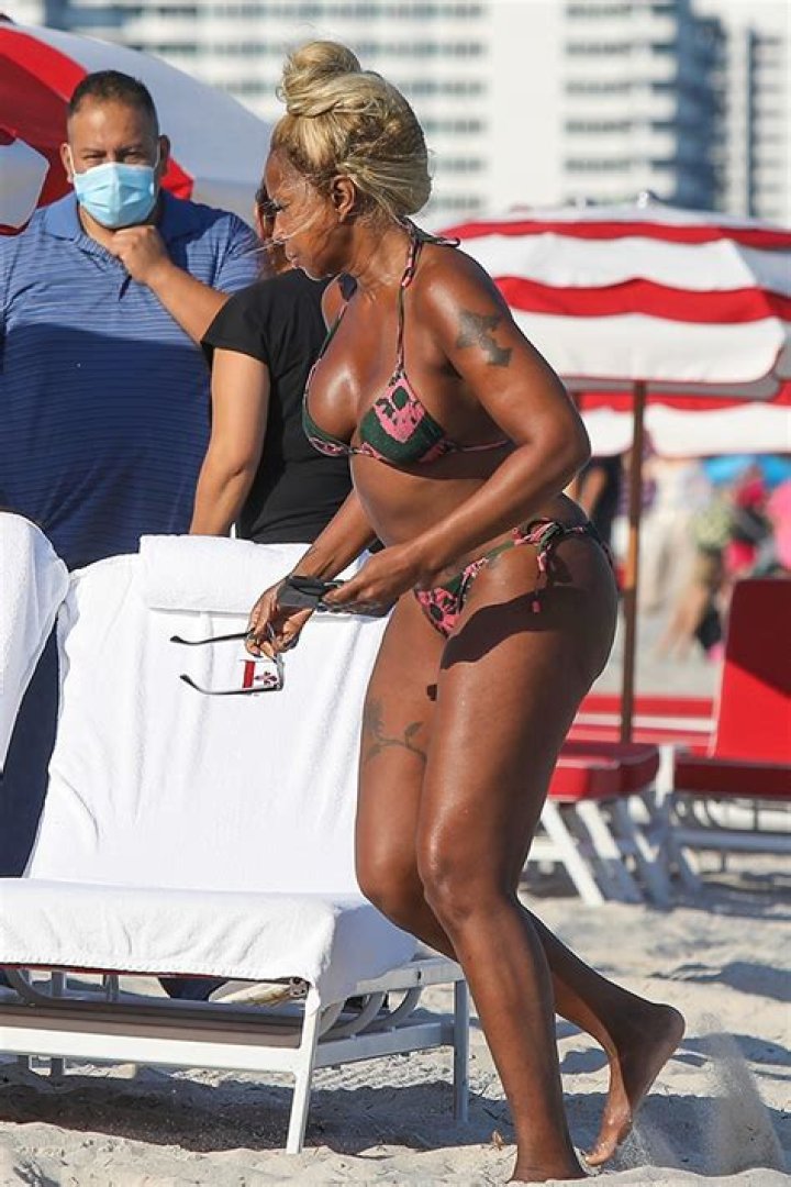 Mary J. Blige Rocks A Bikini On A Beach In Miami: Photos – Hollywood Life