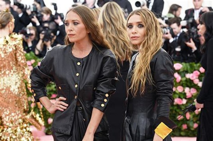 Mary-Kate & Ashley Olsen Make Appearance At Paris Fashion Week: Watch – Hollywood Life