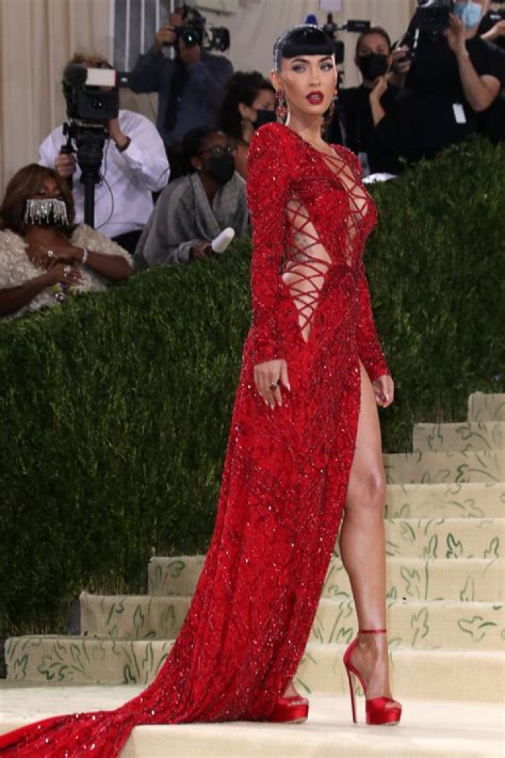 Photos Of Her Sexy Cutout Look – Hollywood Life