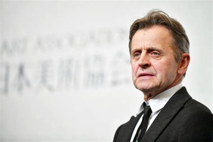 ‘SATC’s Mikhail Baryshnikov Urges Russians To Help Ukranian Refugees: ‘Unite Against War’