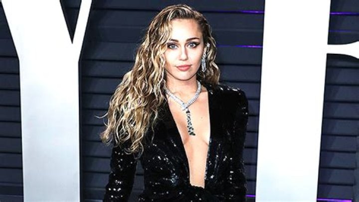 Sings In Nike Crop Top Before Super Bowl – Hollywood Life