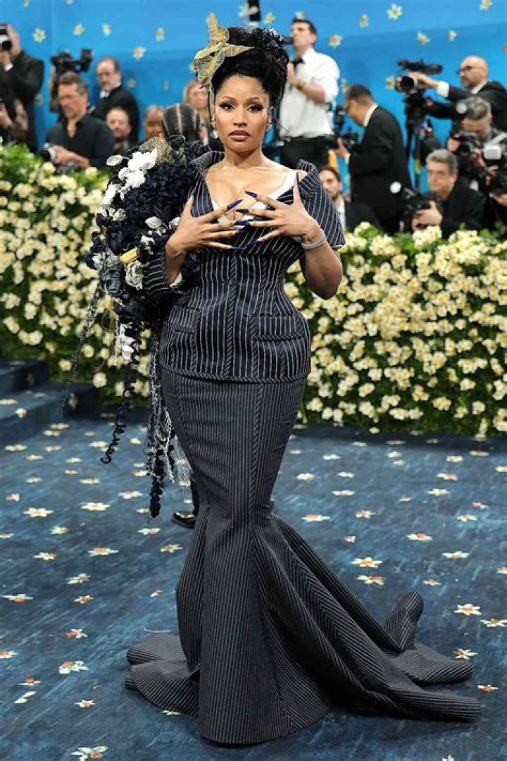 Slays In Daring Black & Red Gown – Hollywood Life