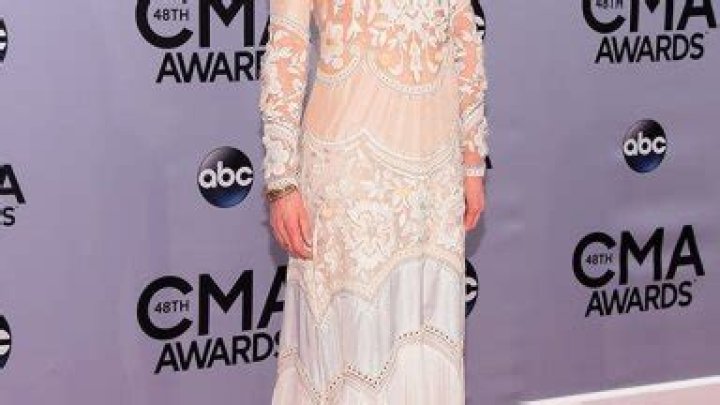 Nicole Kidman’s Nip Slip — Embarrassing Wardrobe Malfunction At CMA’s – Hollywood Life