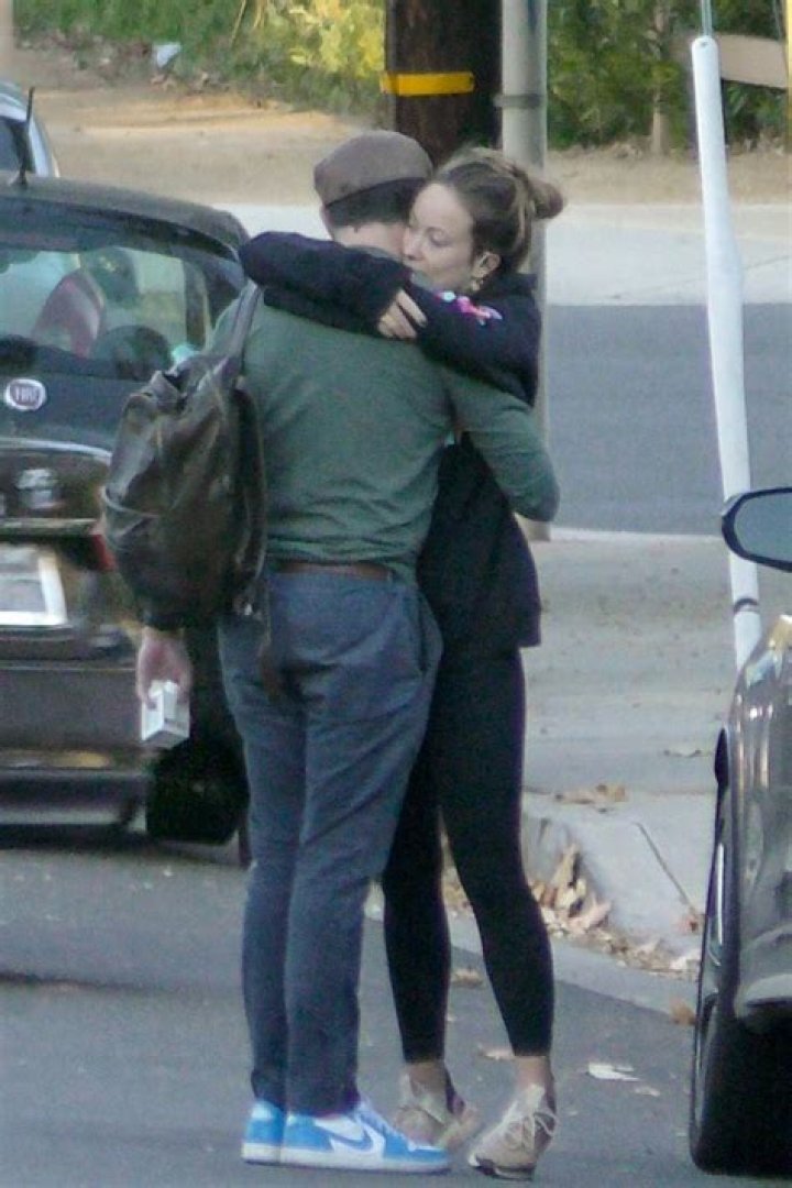 Olivia Wilde & Jason Sudeikis Share Friendly Hug After Her Split From Harry Styles & Custody Battle