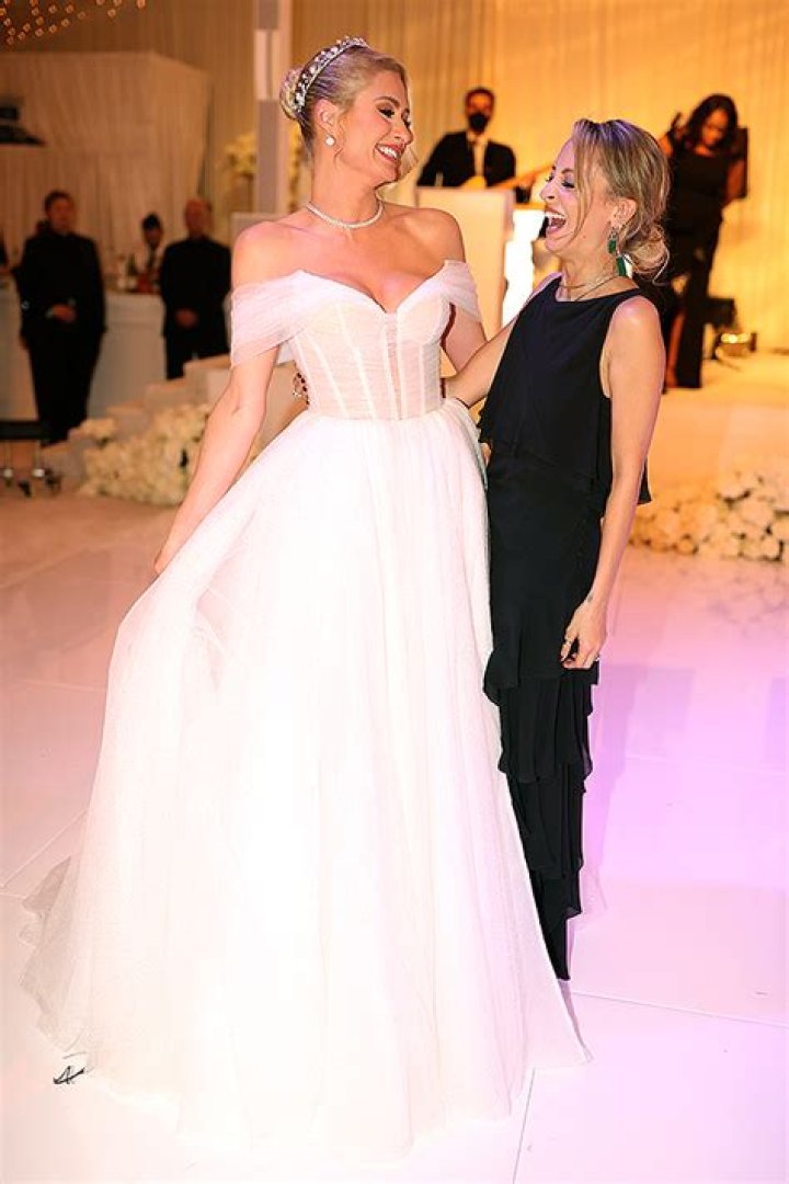 Paris Hilton Has A ‘Simple Life’ Reunion With Nicole Richie At Wedding – Hollywood Life