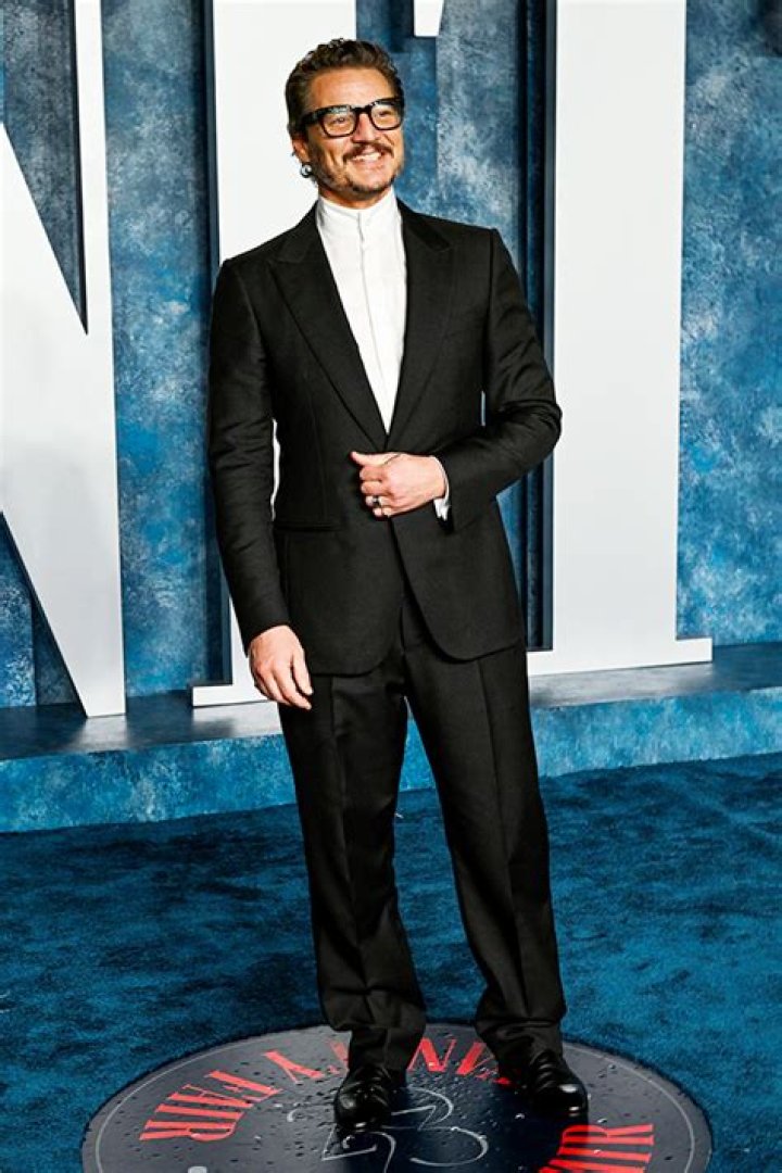 Pedro Pascal Runs To His Car While Out & About In Los Angeles: Photos – Hollywood Life