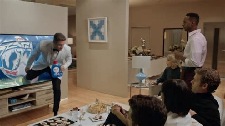 Persil’s Spokesman Climbs Out Of The TV To Clean Up Messy Super Bowl Fans’ Clothes In Funny Ad