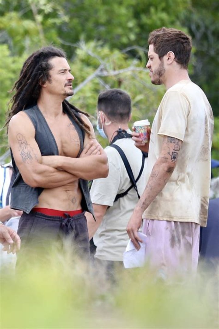 Pete Davidson Talks To Shirtless Orlando Bloom On Movie Set: Photo – Hollywood Life
