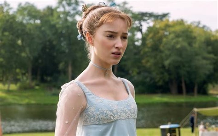 Phoebe Dynevor On Her ‘Bridgerton’ Co-Star Rege-Jean Page: Interview – Hollywood Life