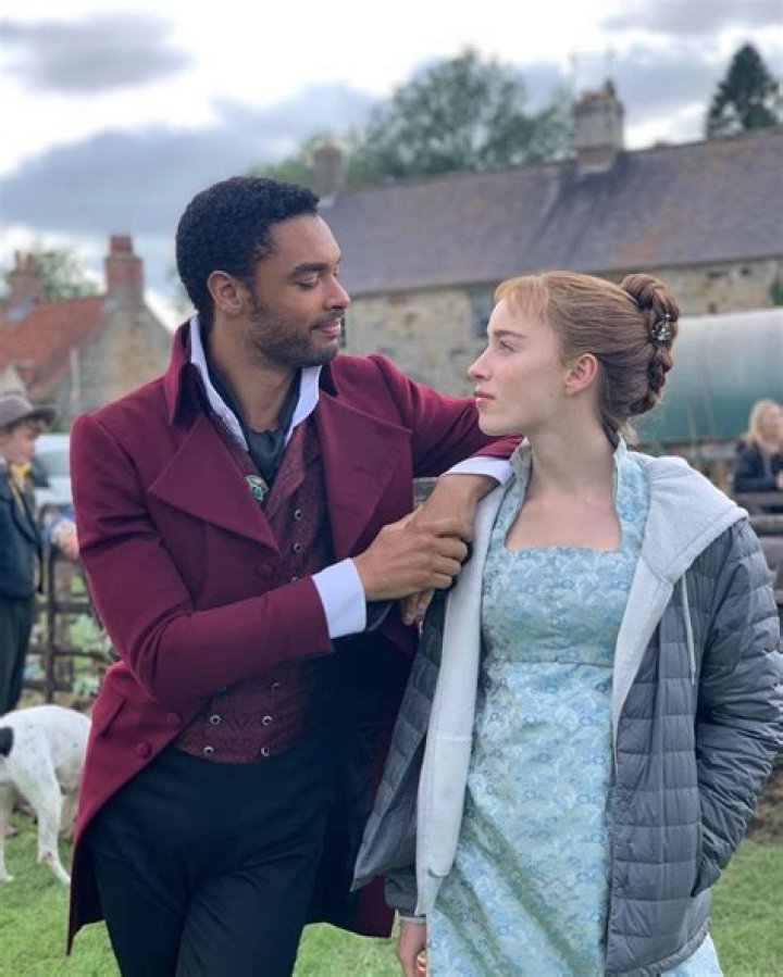 Phoebe Dynevor On Regé-Jean Page’s Character In ‘Bridgerton’ Season 2 – Hollywood Life