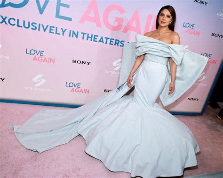 Priyanka Chopra’s Blue Dress ‘Love Again’ Premiere Nick Jonas: Photos – Hollywood Life