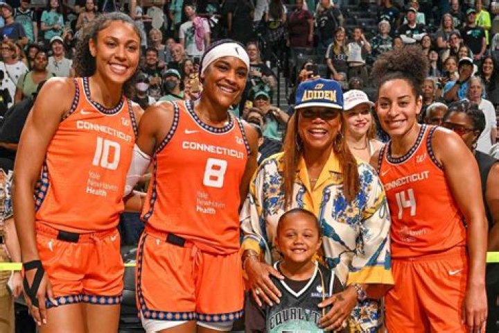 Queen Latifah & Son Go To Harlem Globetrotters Game Together – Hollywood Life