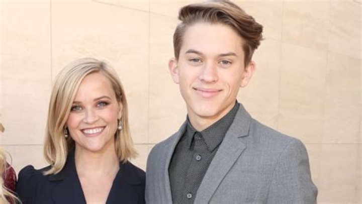 Reese Witherspoon & Son Deacon, 17, Look Like Twins In Sweet Sunset Selfie — See Pic