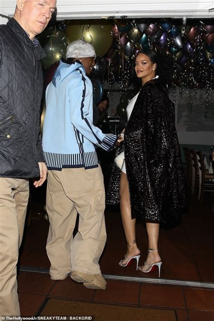Rihanna Shows Off Baby Bump At Her 35th Birthday Dinner: Photo – Hollywood Life