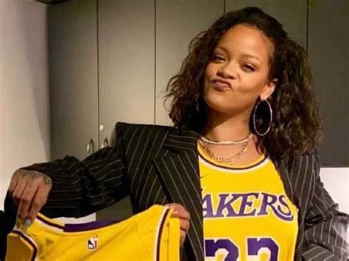 Rihanna Rocks LeBron James Jersey During Lakers Game & It’s Fantastic – Hollywood Life