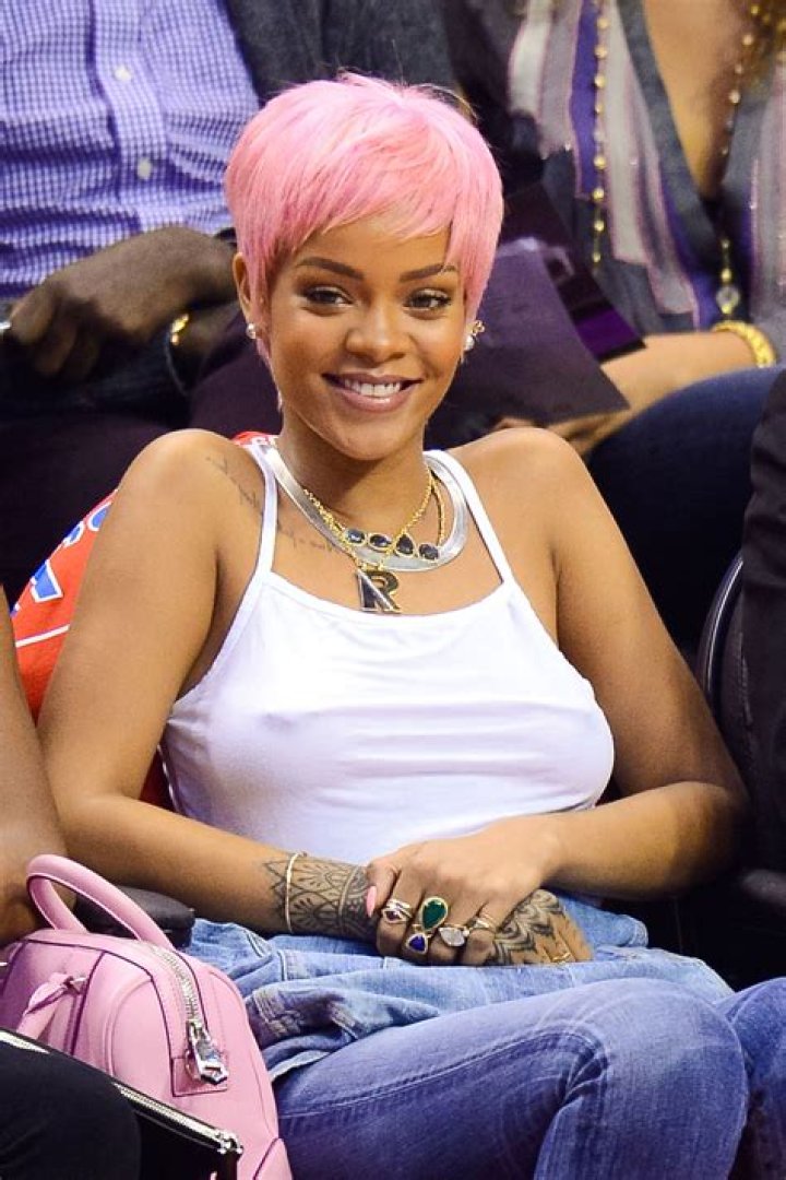 [PICS] Rihanna Without Bra — Braless Celebrities Let ‘Em Breathe – Hollywood Life