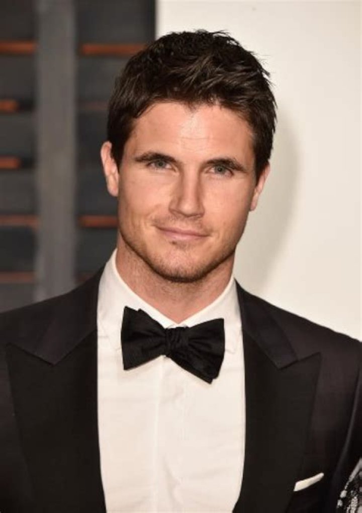 Robbie Amell Celeb Profile – Hollywood Life