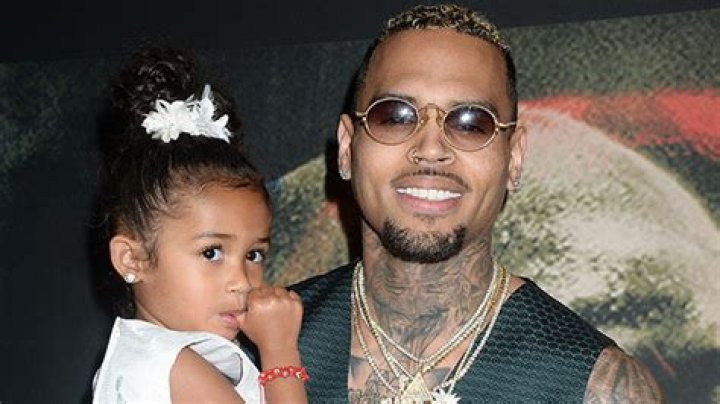Royalty Brown, 5, Proves She’s The Best Big Sis By Changing Baby Aeko’s Diaper — Sweet Pic