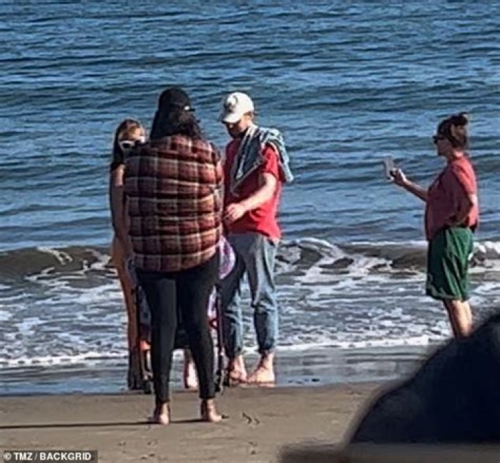 Ryan Gosling Helps Elderly Woman Walk At Beach With Eva Mendes & Kids – Hollywood Life