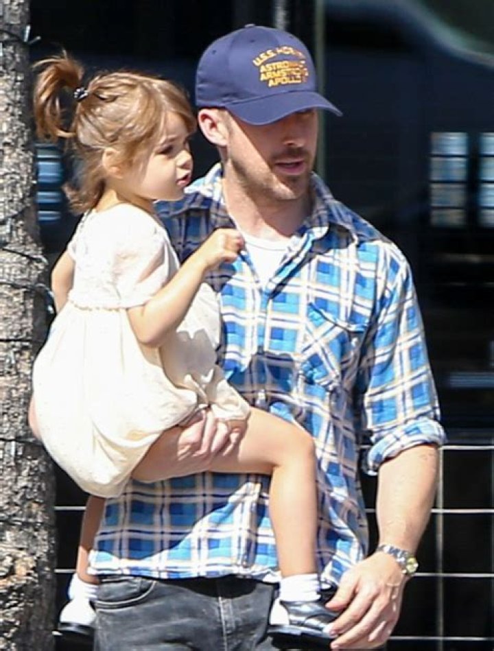 Ryan Gosling & Eva Mendes Take Daughters Trick-Or-Treating In Sydney – Hollywood Life