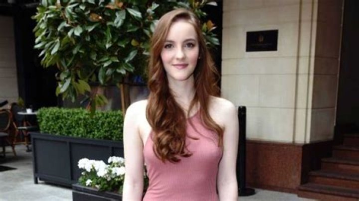 
Samantha Skelly Height, Weight, Net Worth, Age, Birthday, Wikipedia, Who, Instagram, Biography 