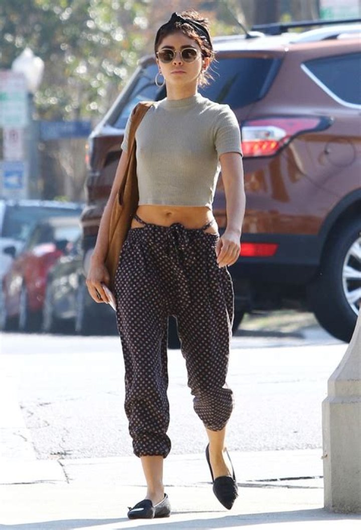 Sarah Hyland Showing Off Her Abs: Pics