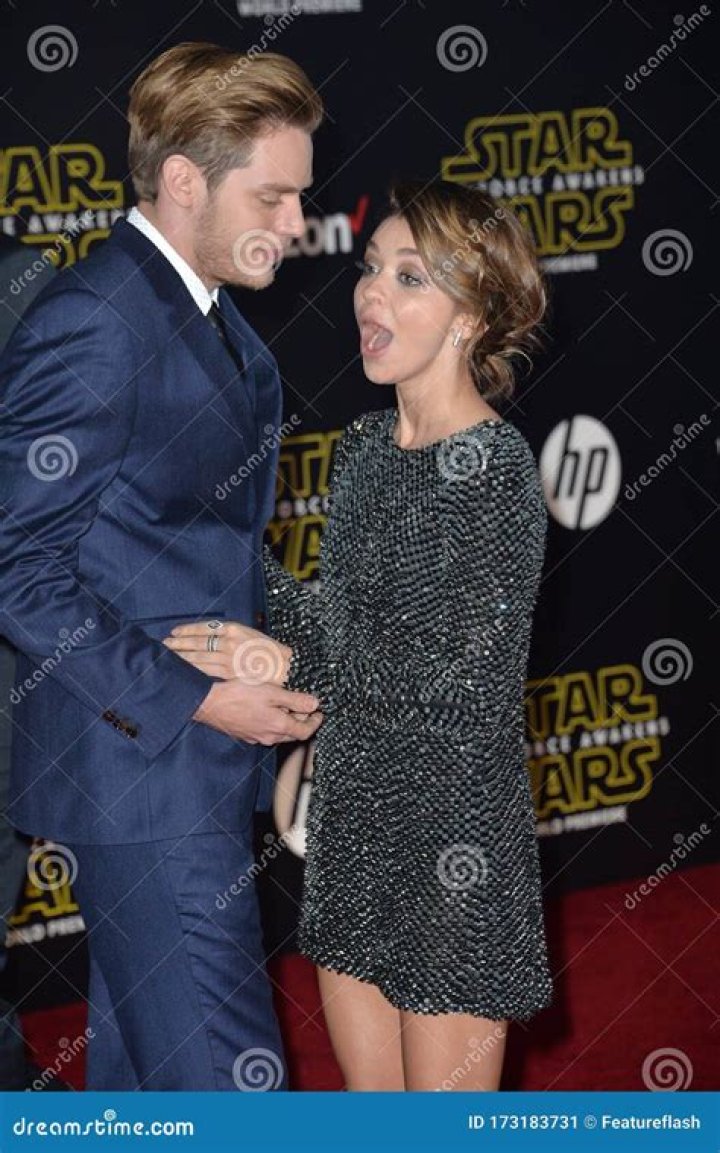 Sarah Hyland Sad Over Dominic Sherwood Split — See Distraught Pics – Hollywood Life