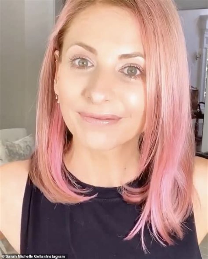 Sarah Michelle Gellar Goes Back To Blonde After Pink Hair Makeover – Hollywood Life