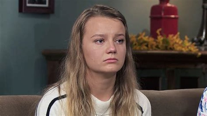 Savanah and Breanna Brown ‘Ignore’ Each Other at School Amid Rift – Hollywood Life