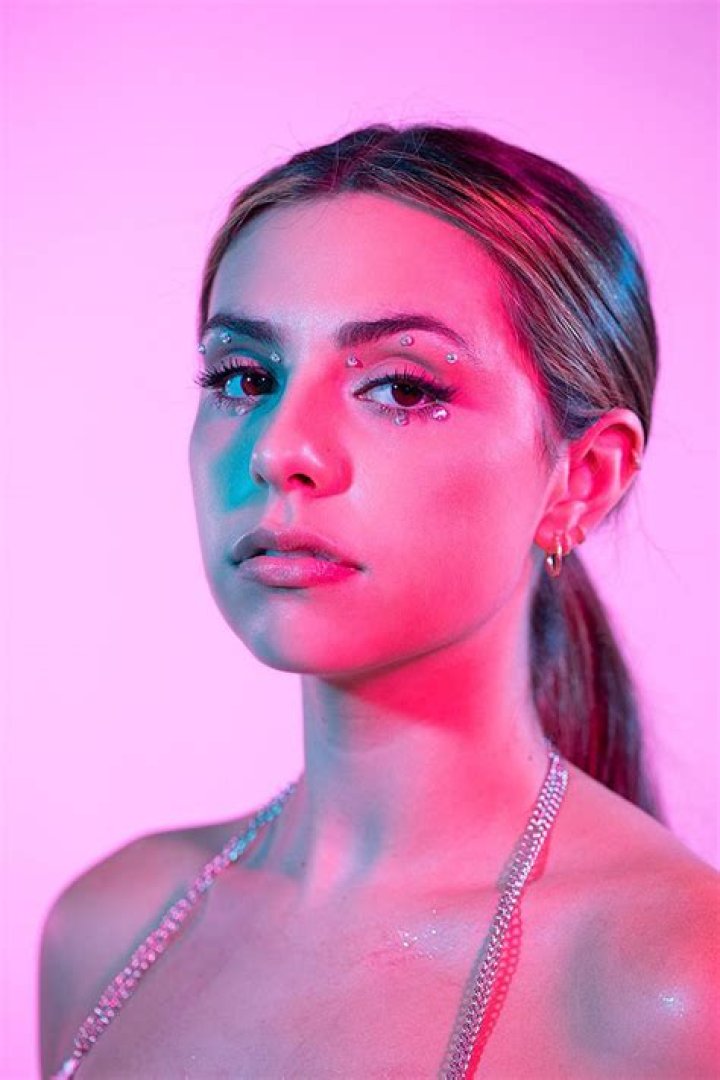 Savanna Leigh’s Video For ‘Bubblegum’ Pops A Toxic Friend’s Bubble – Hollywood Life