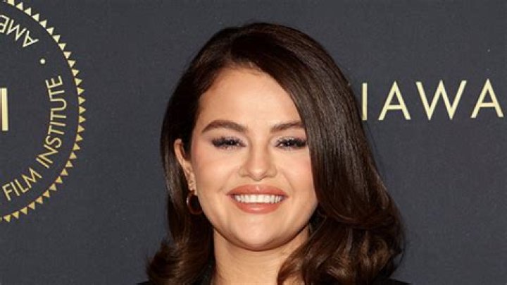 Selena Gomez Looks Gorgeous in Makeup-Free Selfies as She Relaxes at a Cabin