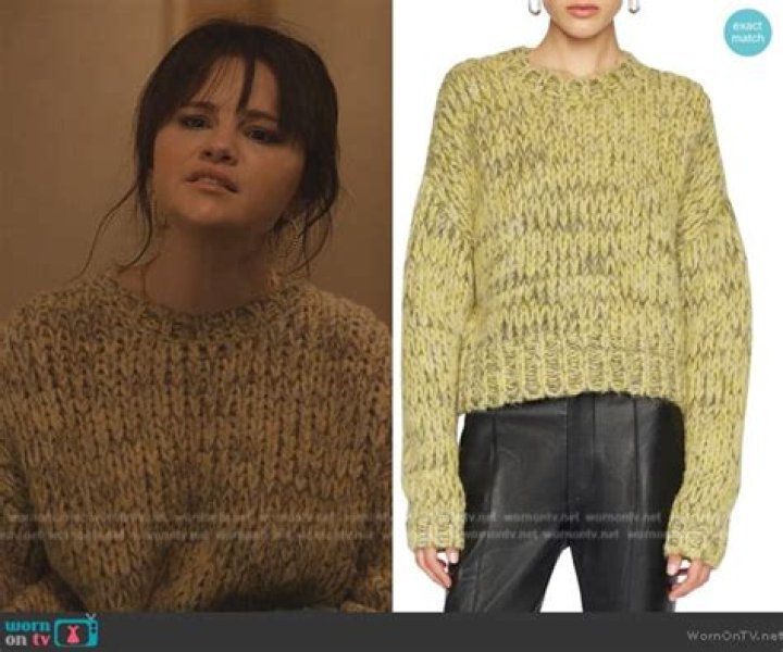 Selena Gomez Wears A Sweater That Fans Think Belongs To Chris Evans – Hollywood Life